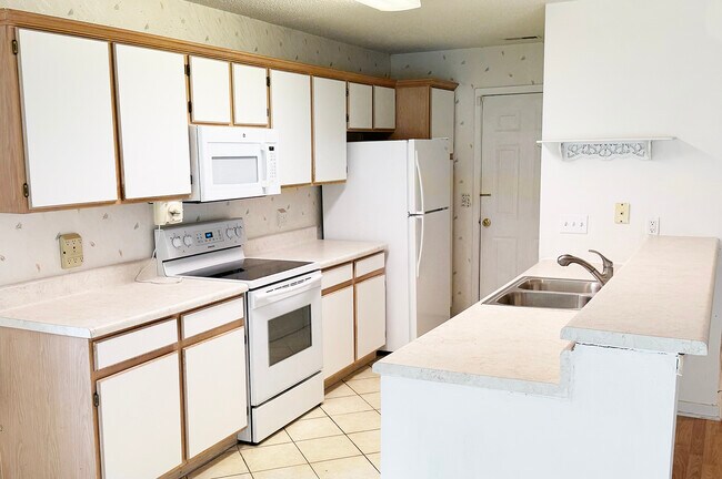 Building Photo - 303 Putnam Dr