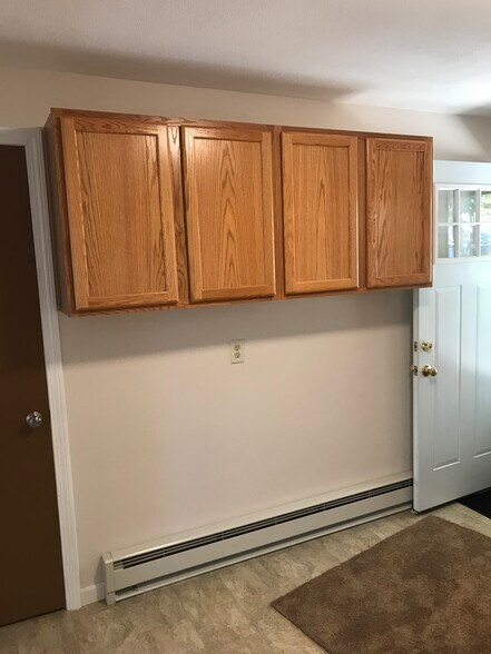 Building Photo - 194 Lake Dr