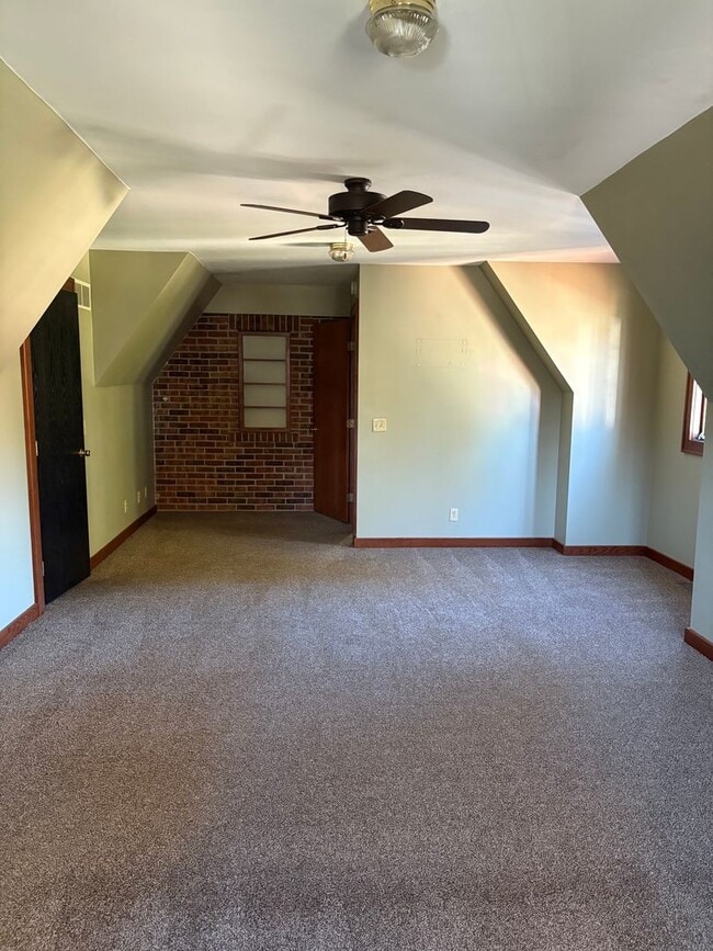 Building Photo - Large 4 bedroom Home for Rent