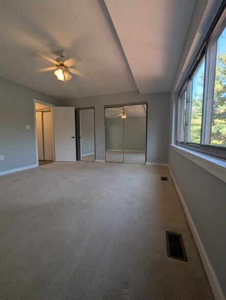 Building Photo - 3145 Hawthorne Dr NE