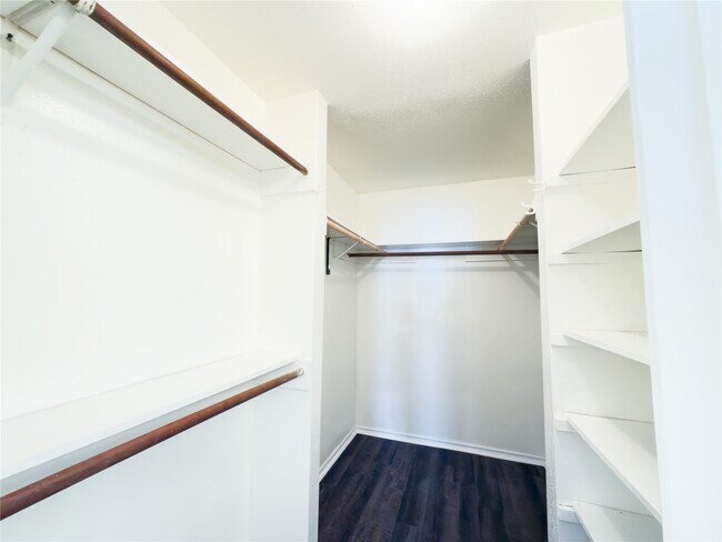 Building Photo - 13610 Piney Oaks Dr