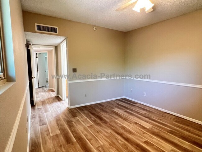 Building Photo - 2 Bdrm/2Bth Townhome