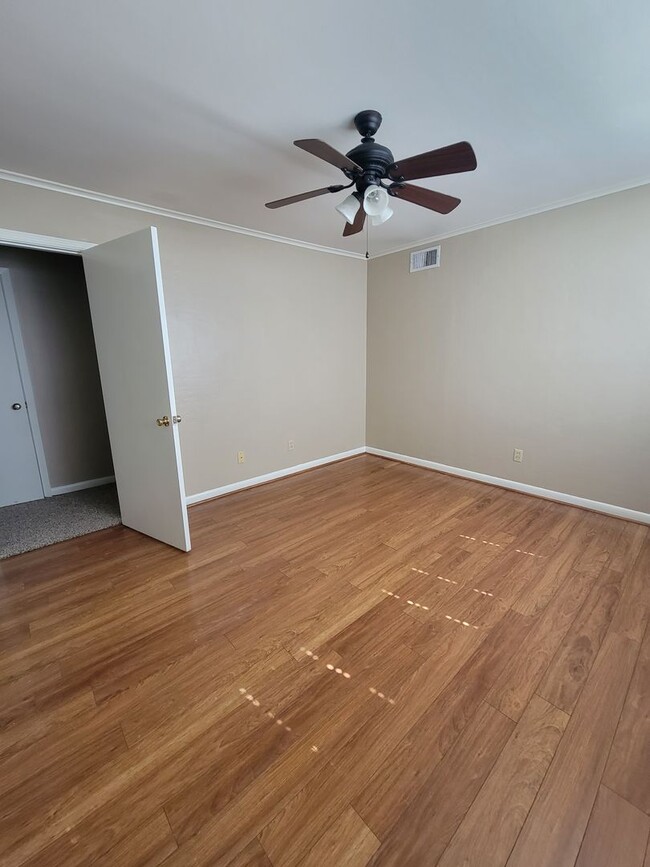 Building Photo - 3 BEDROOM 2.5 BATHROOM OFF FERN/PIERREMONT