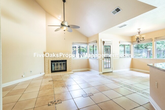 Building Photo - 103 Surbaugh Square