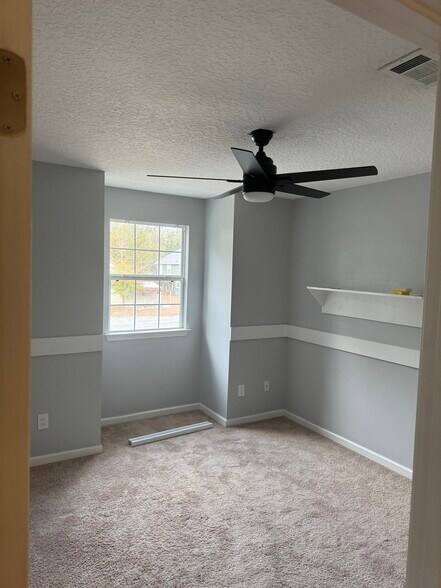 Building Photo - 407 Royal Pines Way