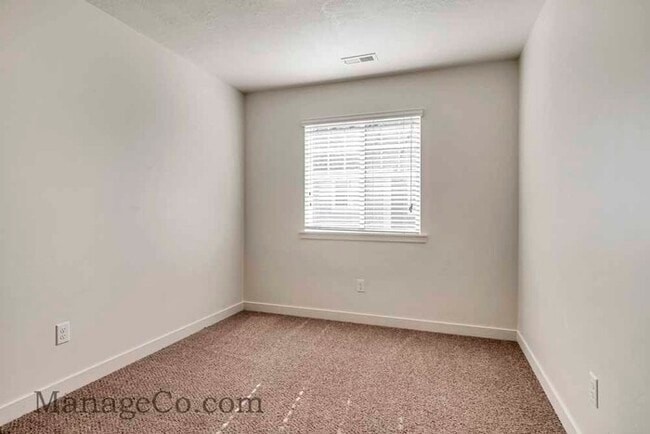 Building Photo - Comfortable New Townhouse
