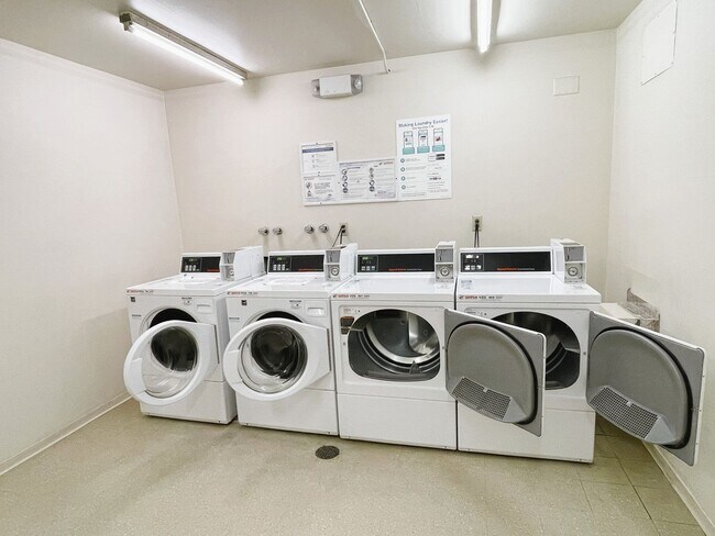 Building Photo - Resort like living in the prime location of San Mateo