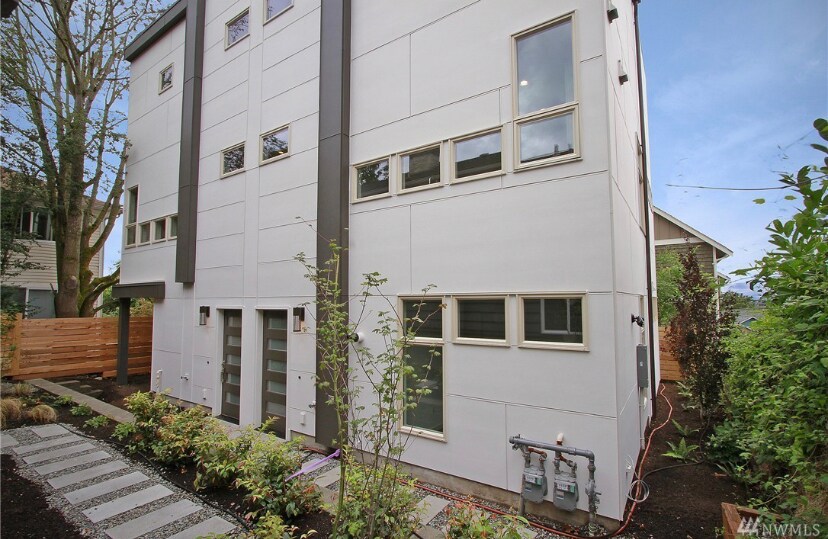 Building Photo - 829 19th Ave S