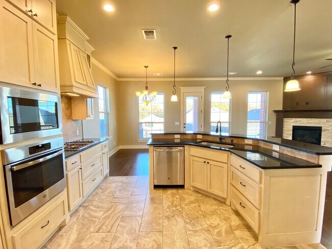 Building Photo - Gorgeous 4 Bed 3 Bath in Norman