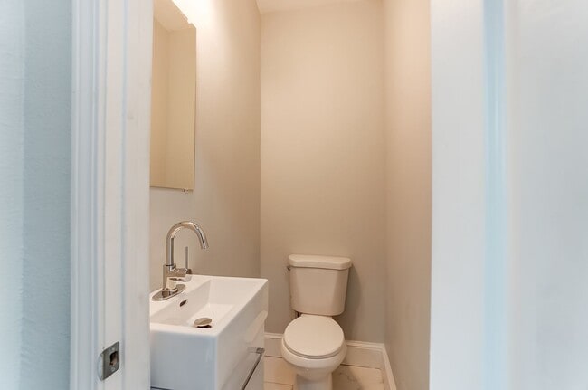 Building Photo - Spacious Four Bedroom in Cincinnati!