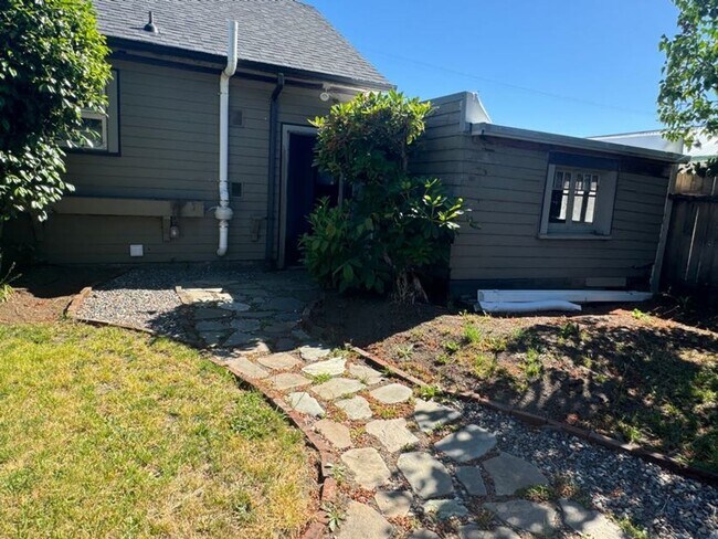Building Photo - Charming 1920's Home with Large Backyard