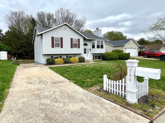 Building Photo - 3 Bedroom 2 Bath Home In the Francis Howel...