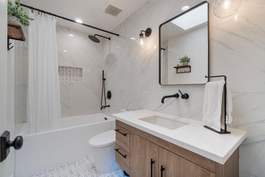 Building Photo - 9178 N Woodlawn Dr