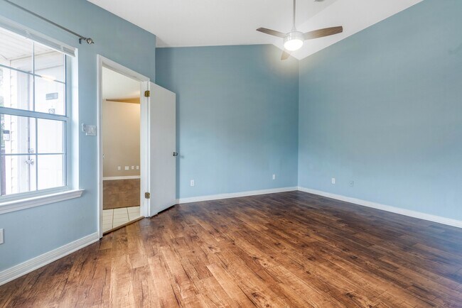 Building Photo - 2060 Cambridge Cir