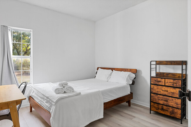 Master BR; queen bed - 4210 Wilshire Blvd