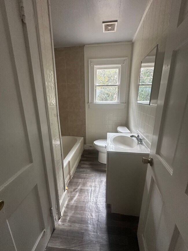 Building Photo - 3 bedroom 1 bath cozy home!