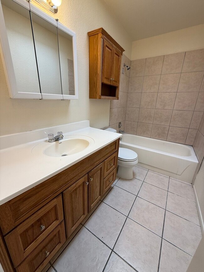 Building Photo - Townhome For Rent