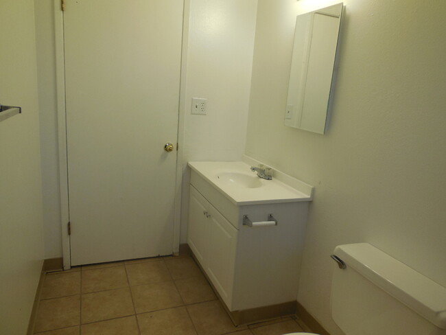 Building Photo - 3 Bedroom / 1.5 Bath House