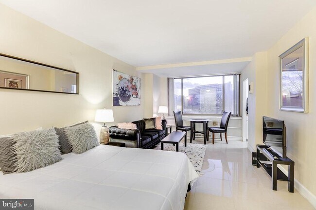 Building Photo - 1111 Arlington Blvd