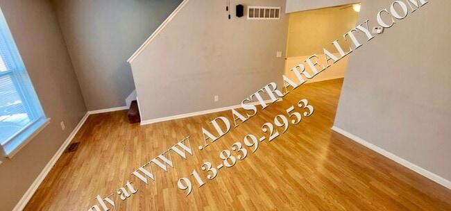 Building Photo - 2 Bed 1.5 Bath Townhome in Bonner Springs-...