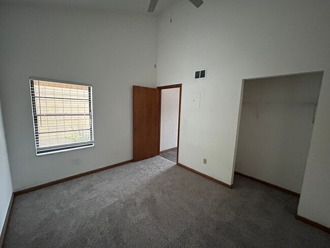 Building Photo - 2/2 In Green Leaf