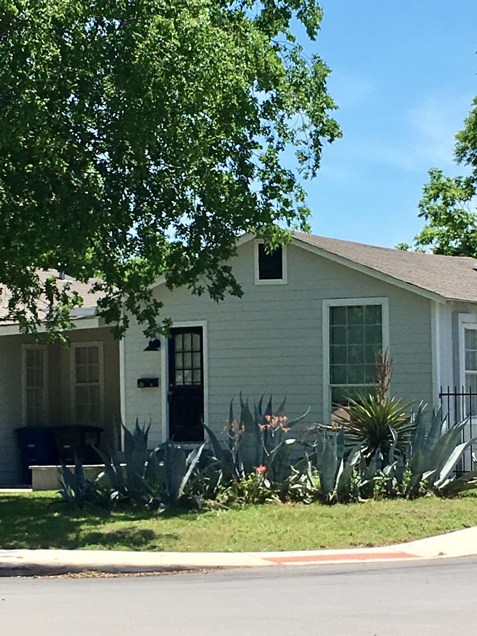 Building Photo - 1042 W Lynwood Ave