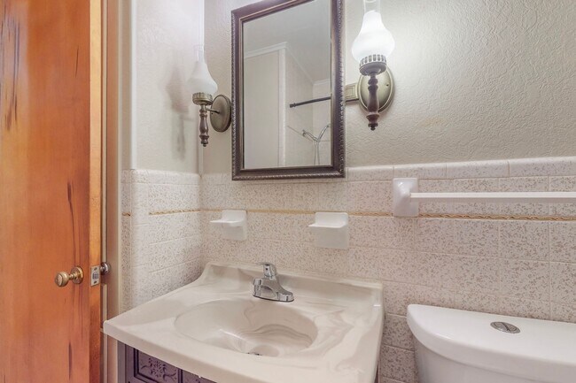 Building Photo - Charming 3-Bedroom Gem with Mid-Century Fl...
