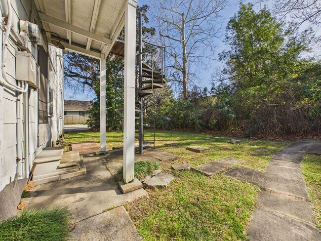 Building Photo - 324 General Mouton Ave