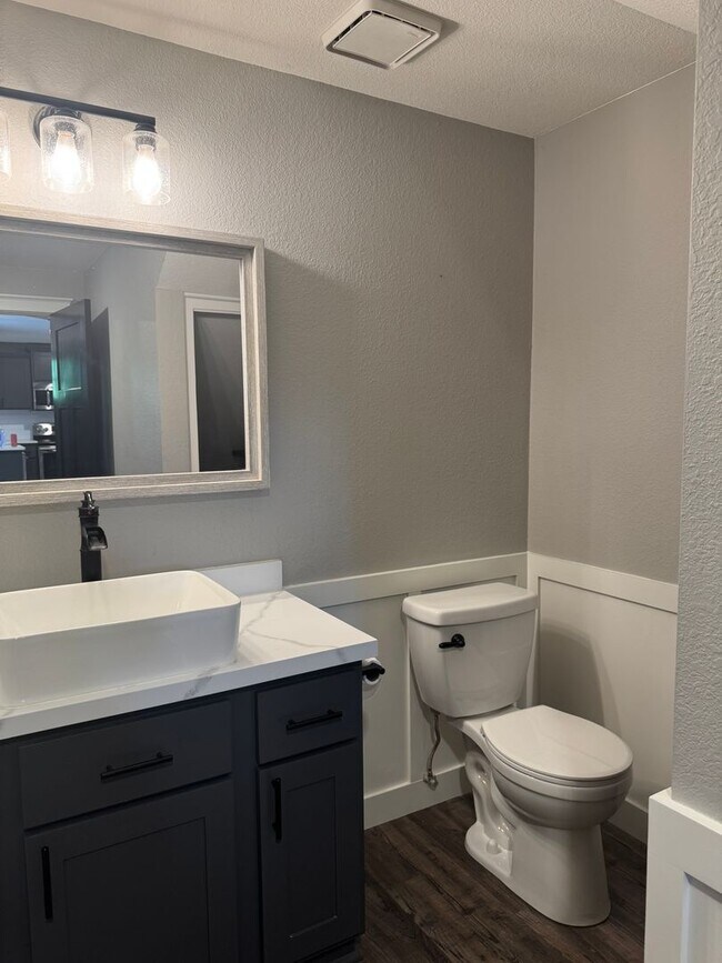 Building Photo - Beautifully Upgraded 3-Bedroom Home on a S...