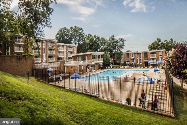 Building Photo - 2624 Redcoat Dr