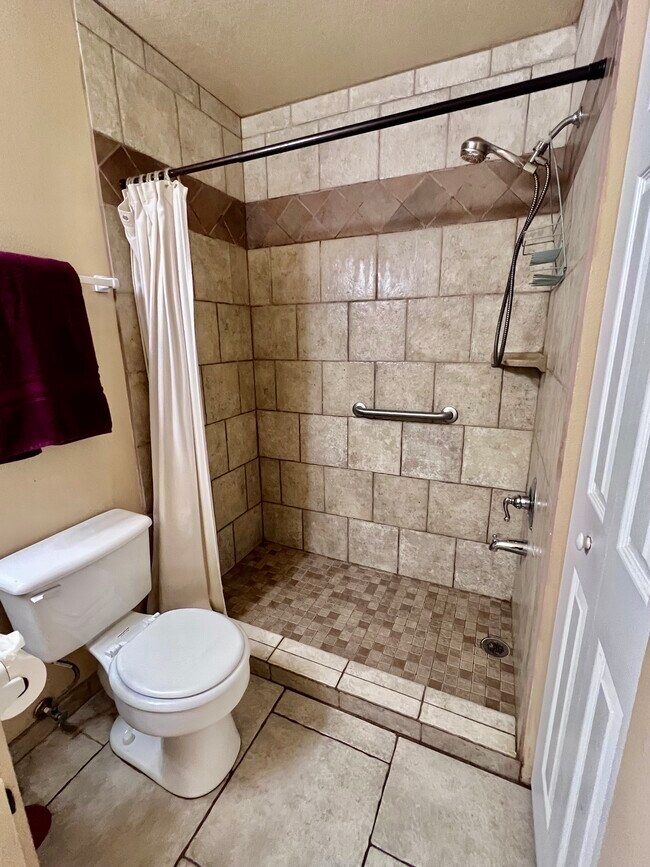 Building Photo - 1929 Summer Club Dr