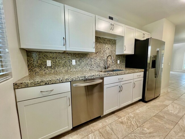 Building Photo - AVAILABLE NOW! 2 Bedroom / 2 Bathroom Cond...