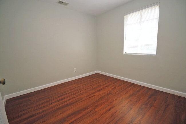 Building Photo - Cozy & Convenient 2 Bedroom in West Columb...