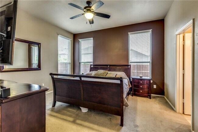 Building Photo - 5913 Dustin Trl