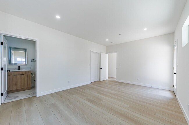 Building Photo - Luxurious 3-Bed + 3.5-Bath Modern Home in ...