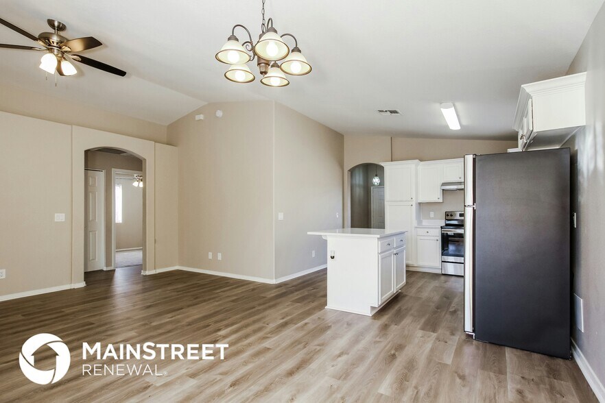 Building Photo - 8815 W Manzanita Dr