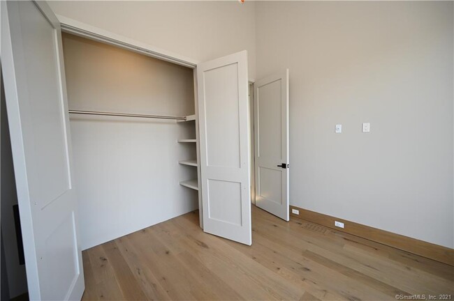 Building Photo - 998 Cove Rd