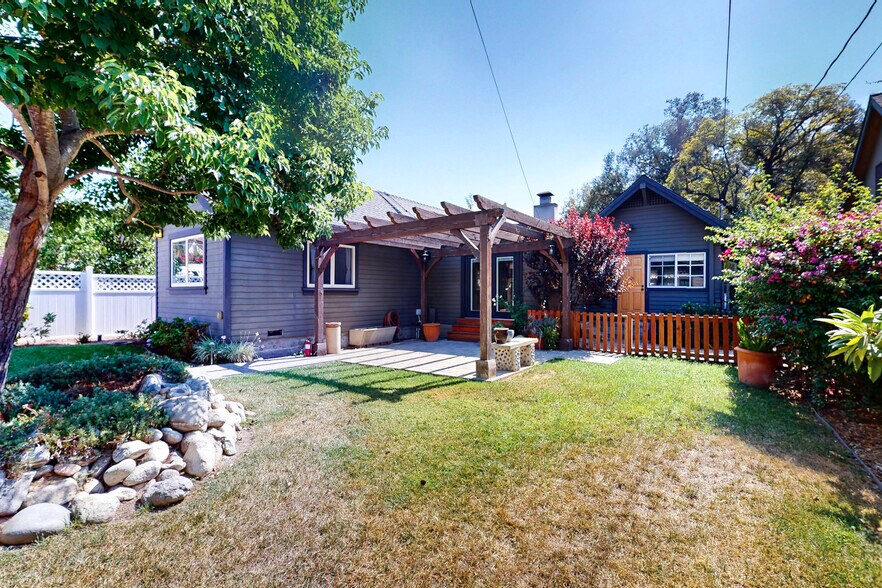 Building Photo - 1845 Las Lunas St