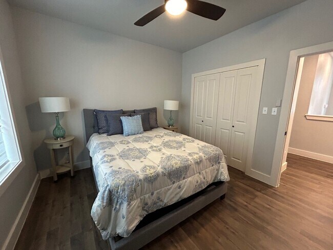 Building Photo - 2BED / 1BATH Condo/Townhome For Lease! Available NOW!