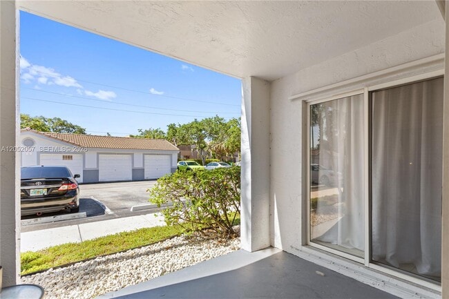 Building Photo - 2640 S University Dr