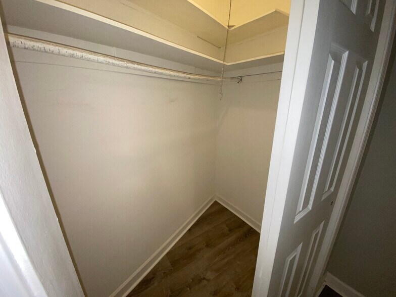 Building Photo - 1324 W Sherwin Ave