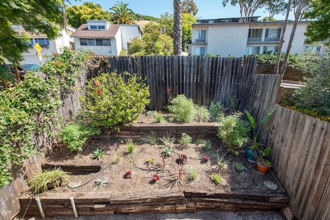 Building Photo - 2 BED/1.5 BATH ON THE MESA!!!