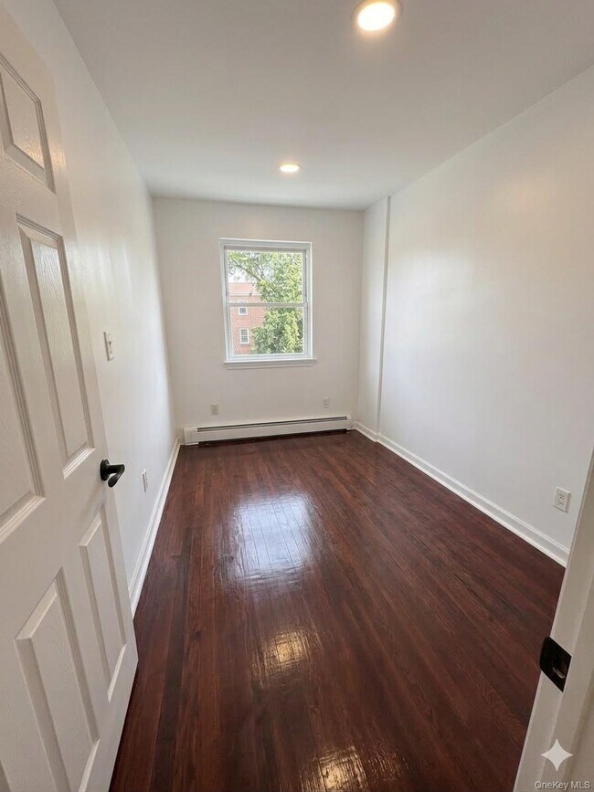 Building Photo - 109-19-10202 202nd St