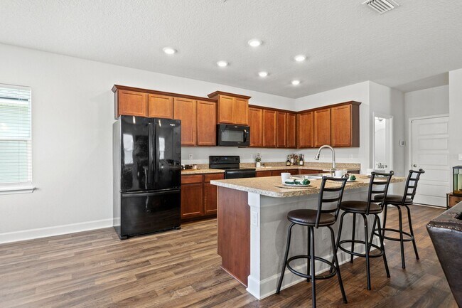 Building Photo - Stunning single-family 4bed/2.5 bath home