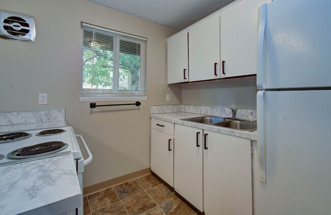 Building Photo - Elias / Boyd 701-03