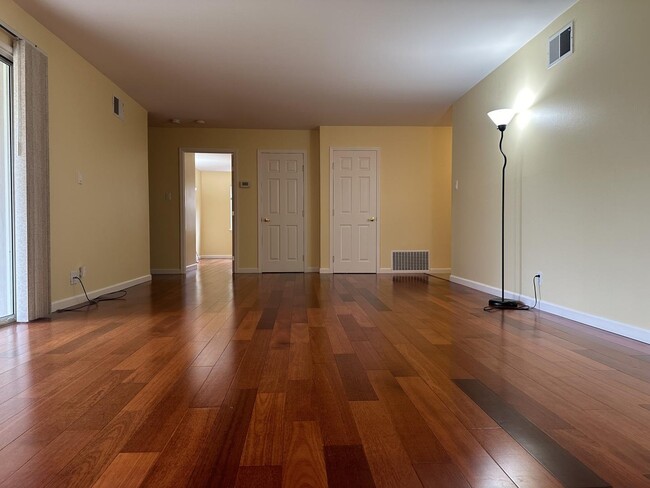 Building Photo - 1934 Foxworthy Ave