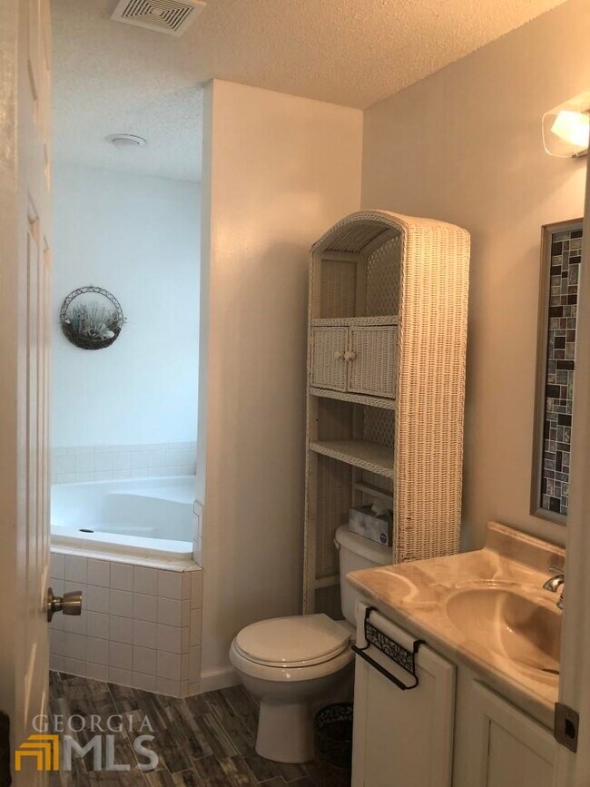 Building Photo - 304 McQueen Cir