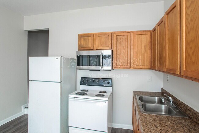 Building Photo - 3014 W 10th St