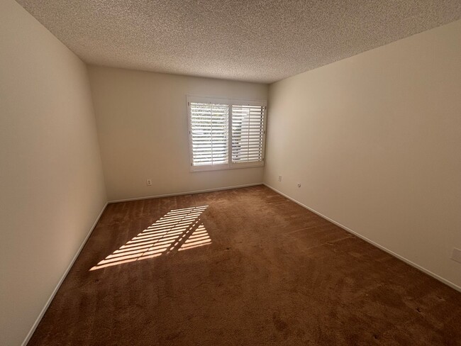 Building Photo - 2 Bedroom Condo for Rent in Newhall!