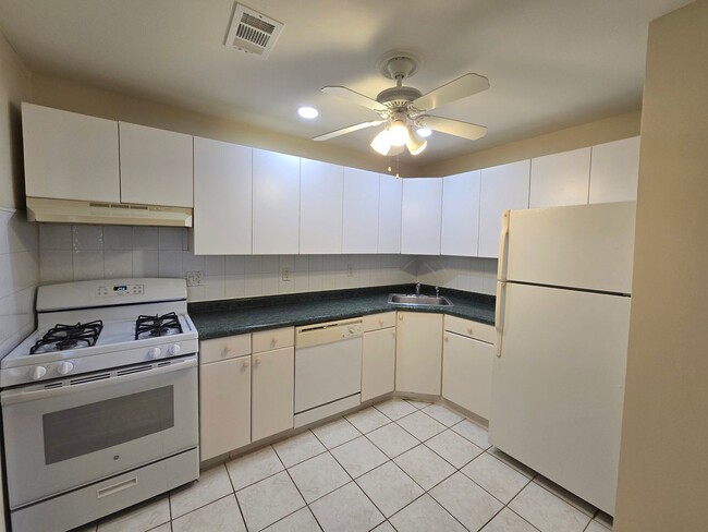 Building Photo - Updated and spacious garden (ground) floor apartment with 2-bedrooms & 1 full bathroom